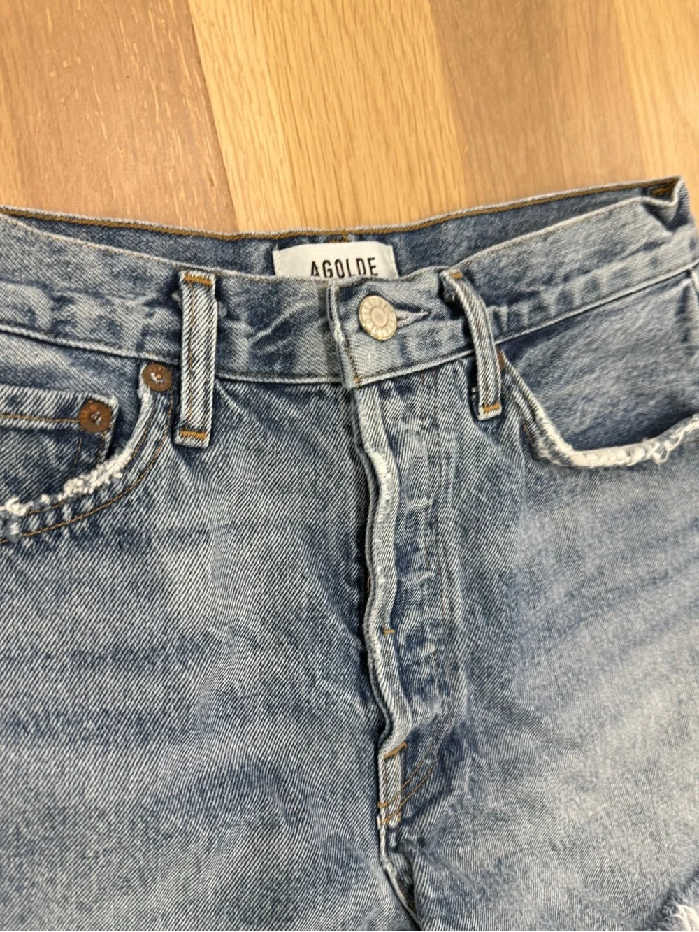 AGOLDE High-Rise Frayed Hem Denim Shorts in Medium Blue size 26